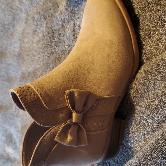 Girls Size 2 Tan Suede Boots Never Worn - Picture 2 of 4